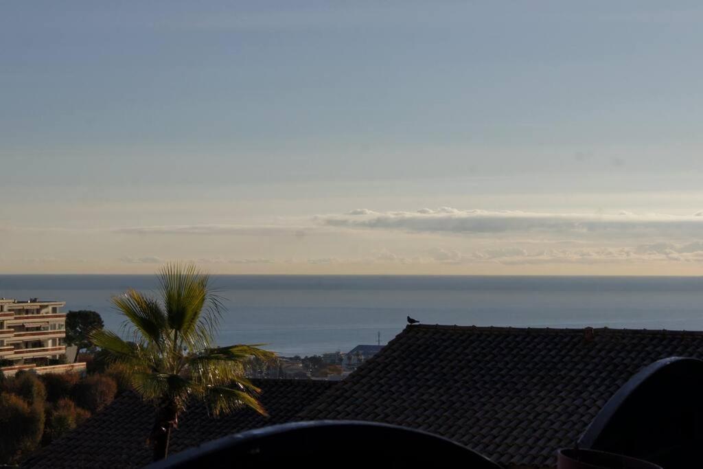Charmant 2P Au Calme, Jardin, Piscine, Vue Panoramique Et Stationnement Villeneuve-Loubet Luaran gambar